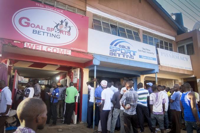 Shock as 3 Female University Students Screams Inside a Popular City Lodging As Kenyans Run to Their Rescue