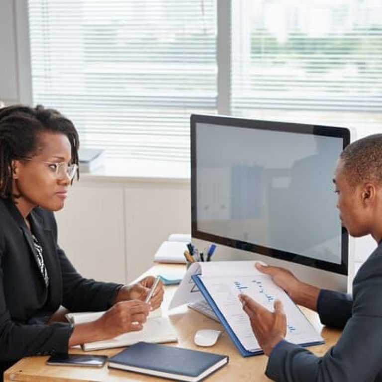 afro-american-man-suit-holding-documents-talking-female-boss_1098-20604