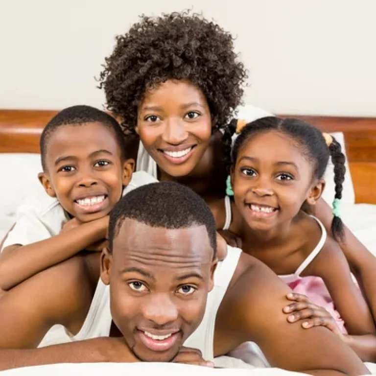 depositphotos_97051488-stock-photo-happy-family-lying-in-bed